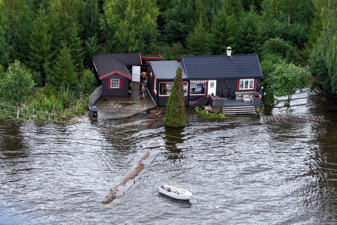 Hus delvis oversvømt. Foto. 
