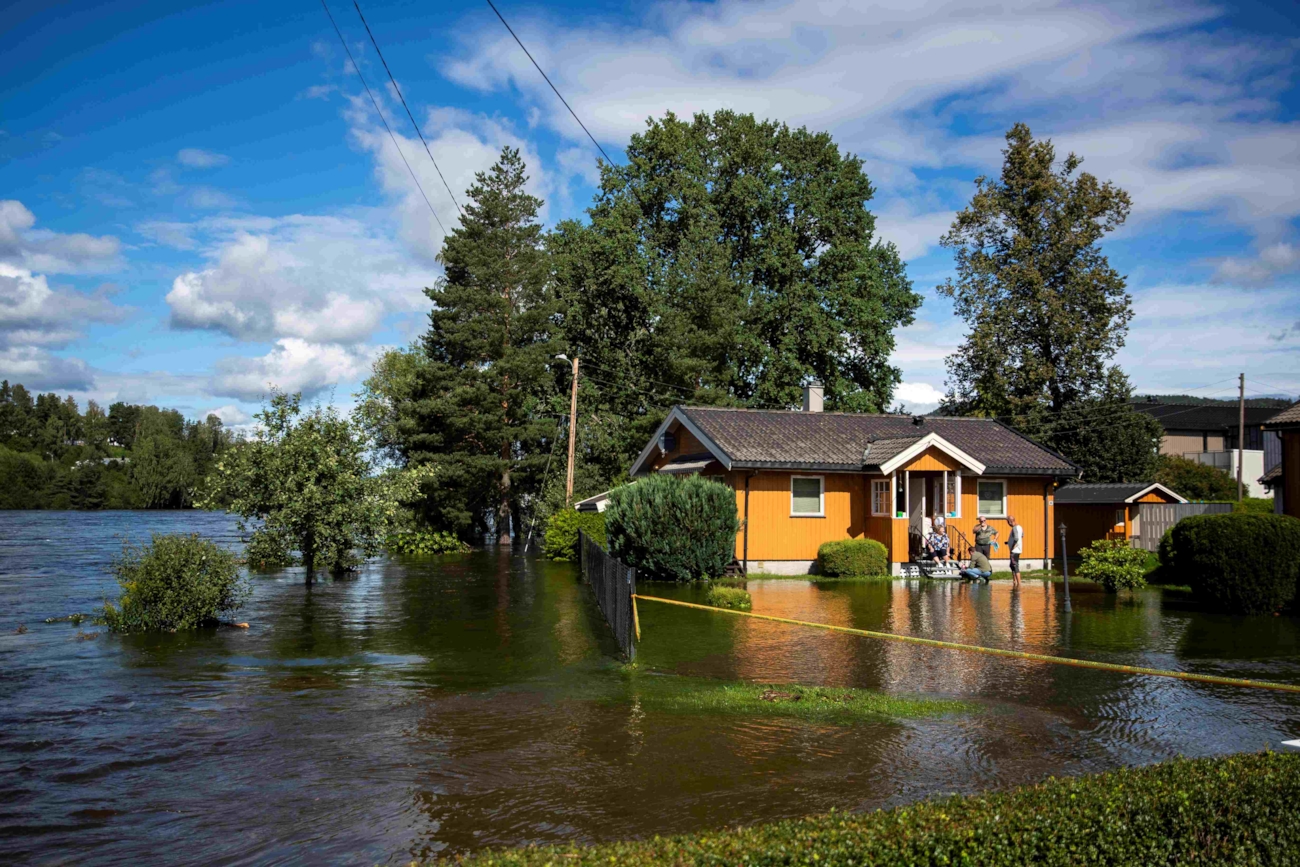 Gult hus omringet av flomvann.
