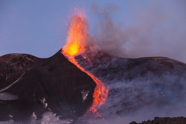 Aktiv vulkan om natten
